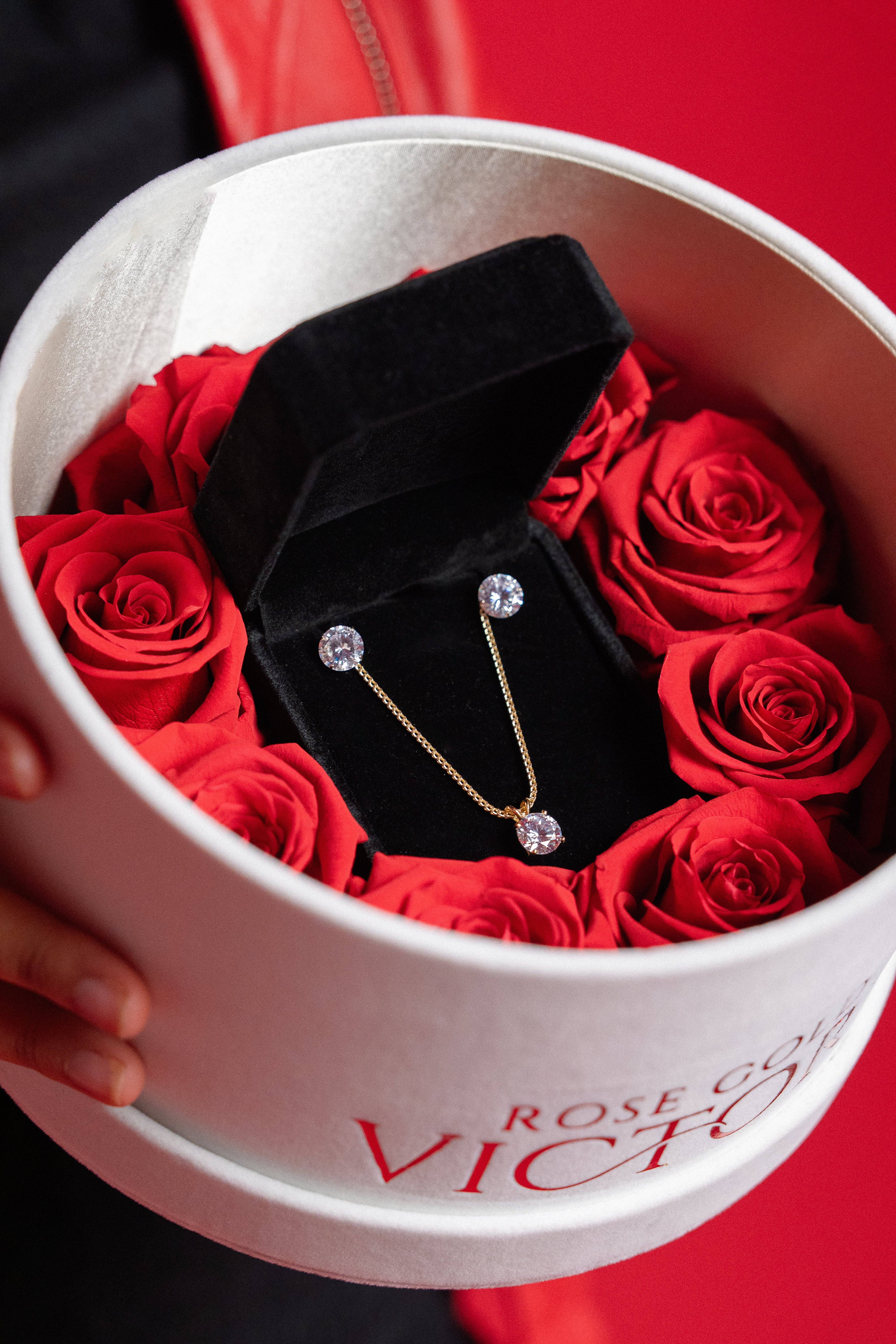 Forever Roses In Round Box– Rose Gold Victory