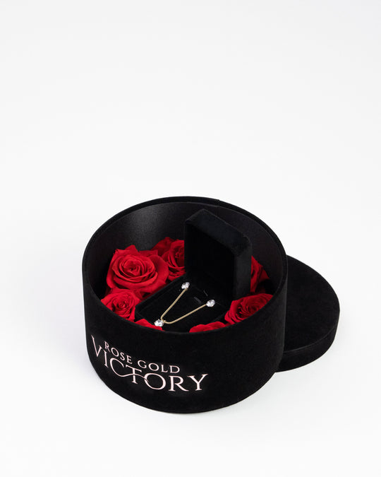 Red preserved roses with a gold jewelry set in a black round box — Rose Gold Victory